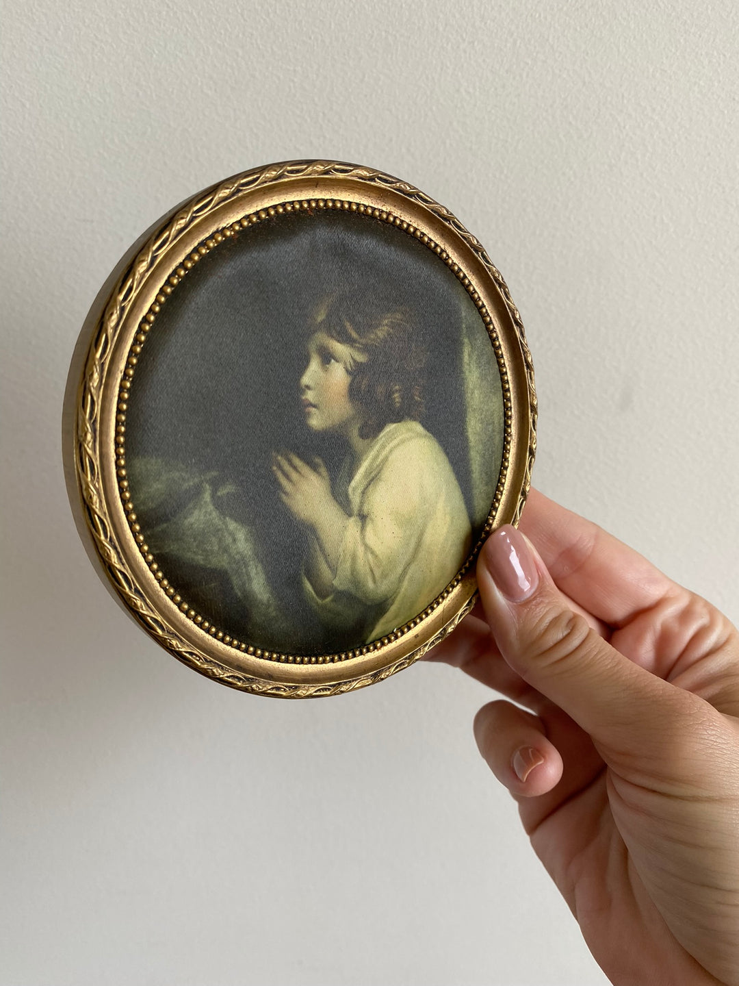 Médaillons ronds dorés représentations sur soie de Reynolds