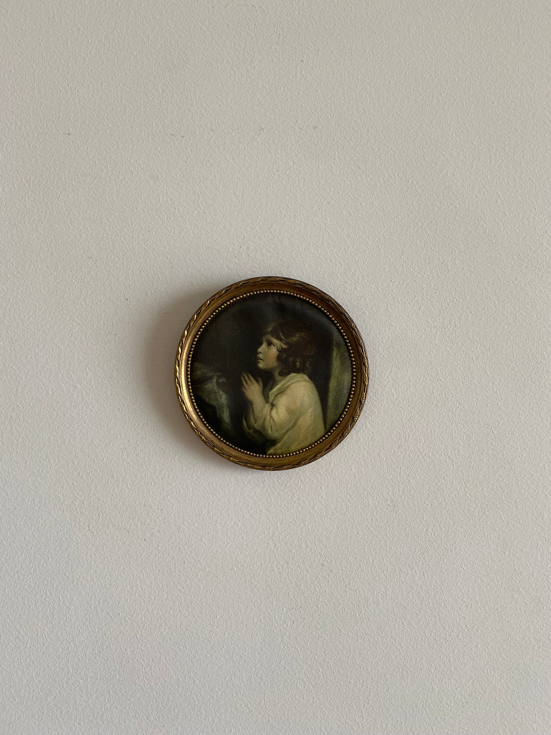 Médaillons ronds dorés représentations sur soie de Reynolds