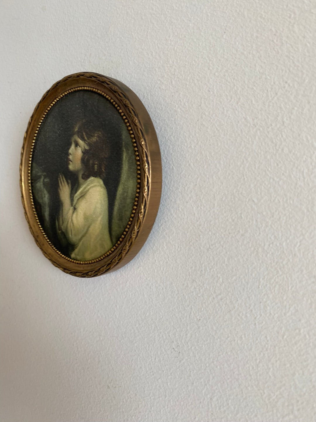 Médaillons ronds dorés représentations sur soie de Reynolds