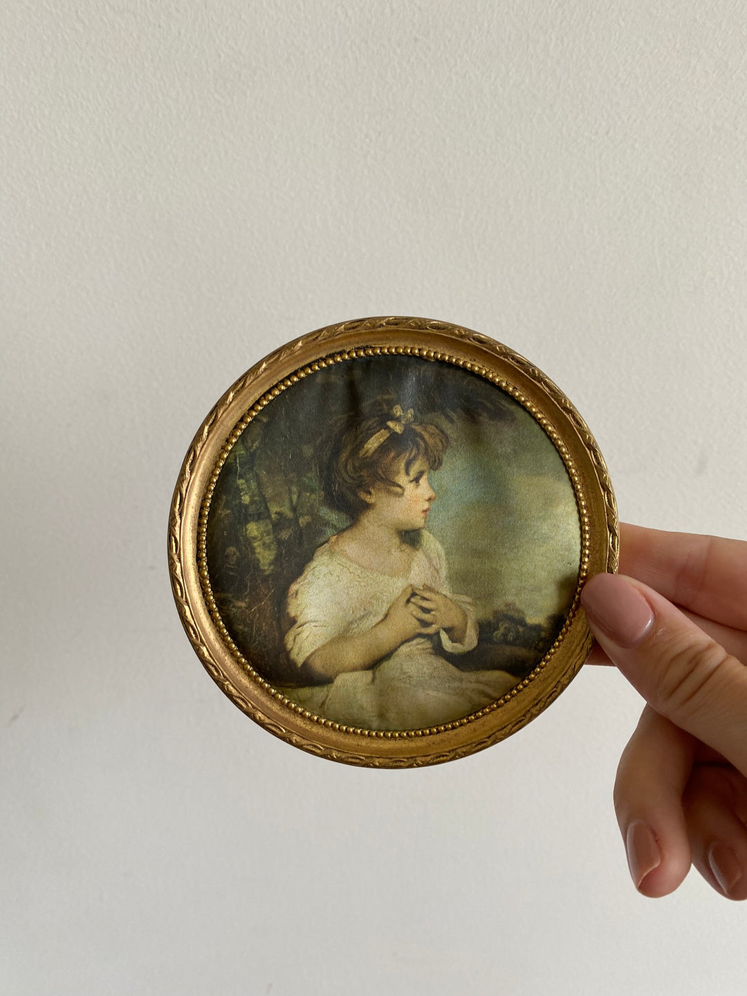 Médaillons ronds dorés représentations sur soie de Reynolds