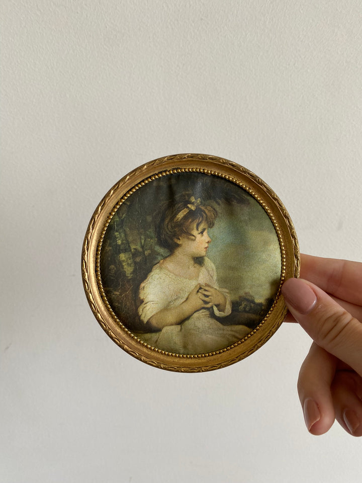 Médaillons ronds dorés représentations sur soie de Reynolds