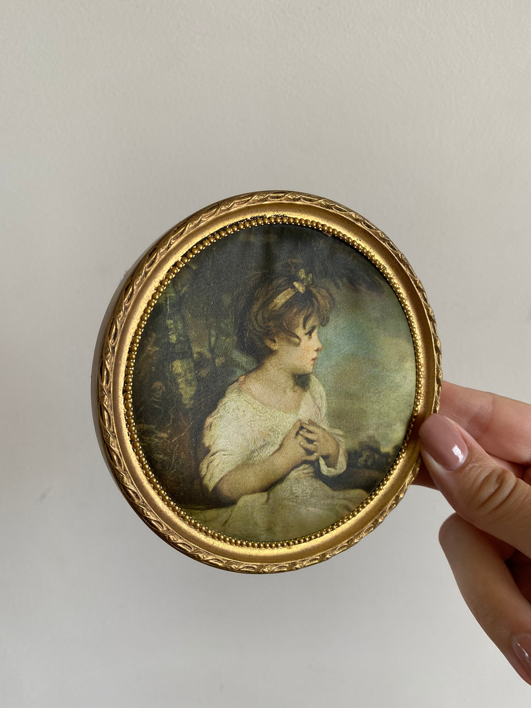 Médaillons ronds dorés représentations sur soie de Reynolds
