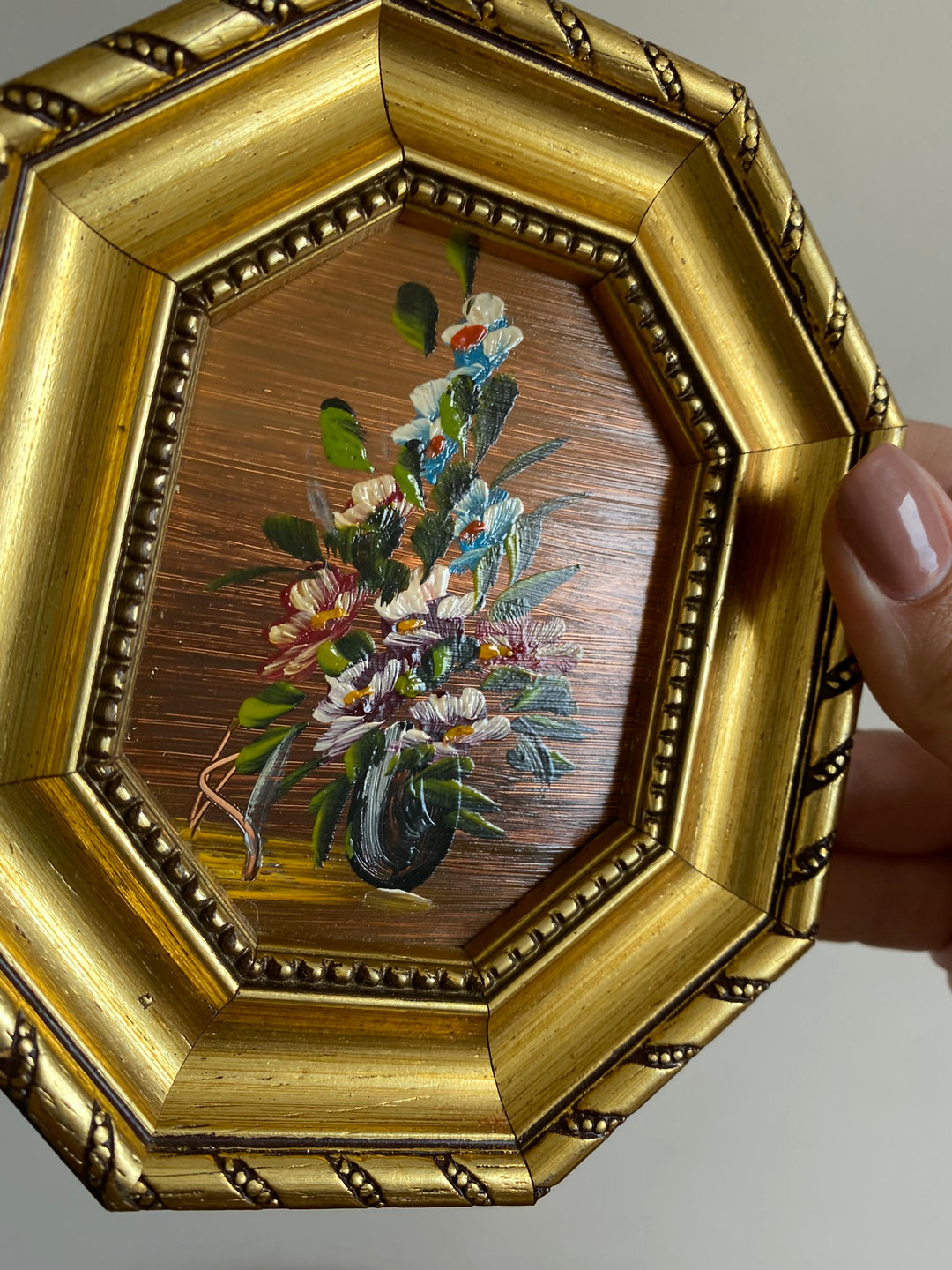 Peinture bouquet de fleurs signé cadre octogonal en bois doré