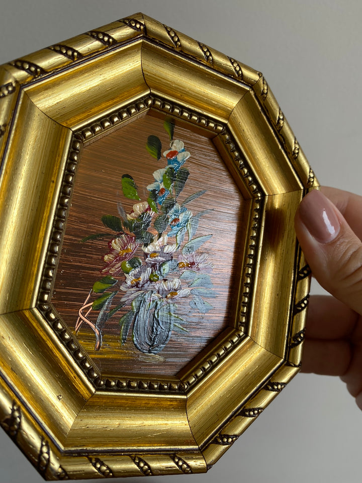 Peinture bouquet de fleurs signé cadre octogonal en bois doré