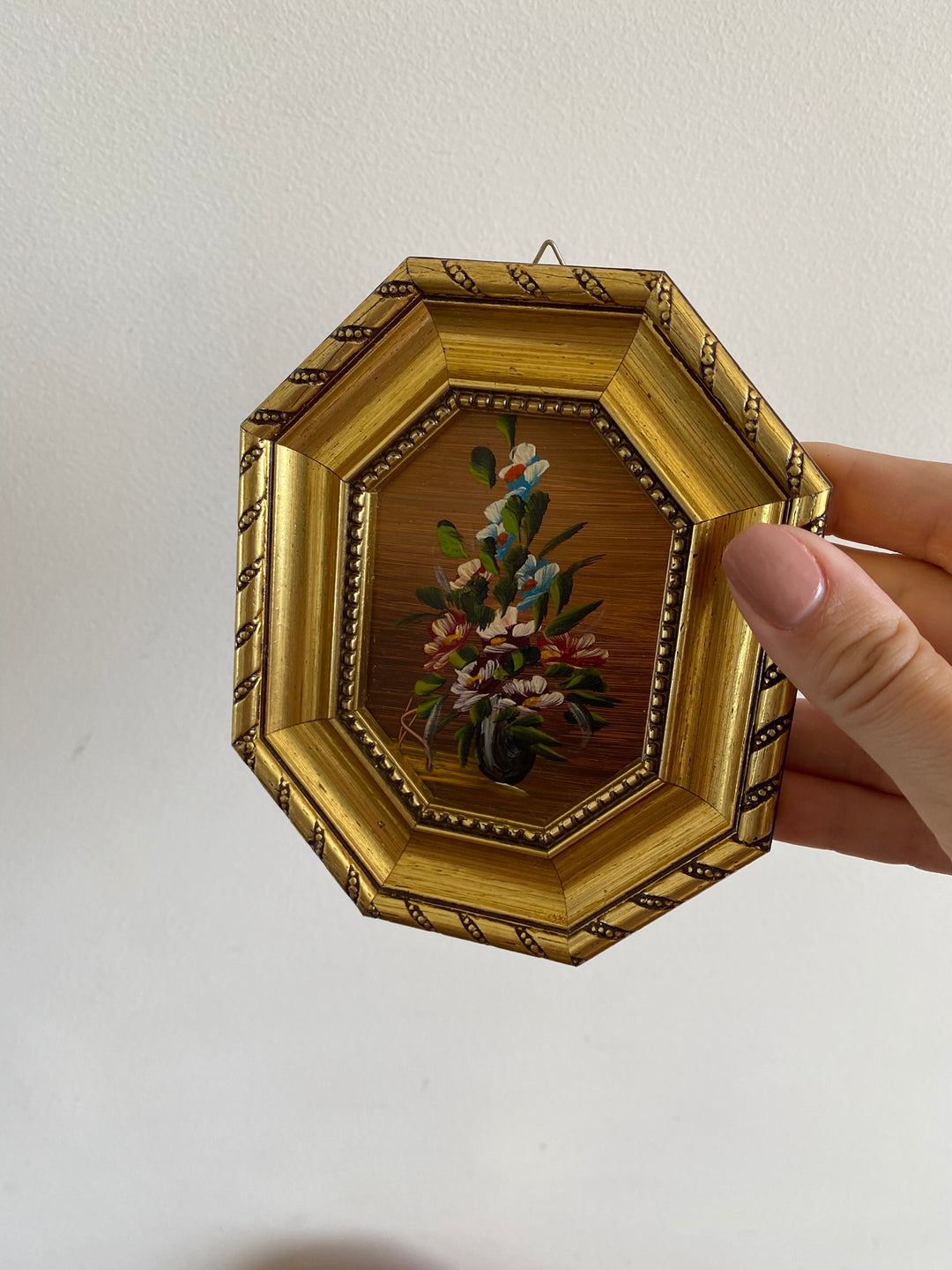 Peinture bouquet de fleurs signé cadre octogonal en bois doré