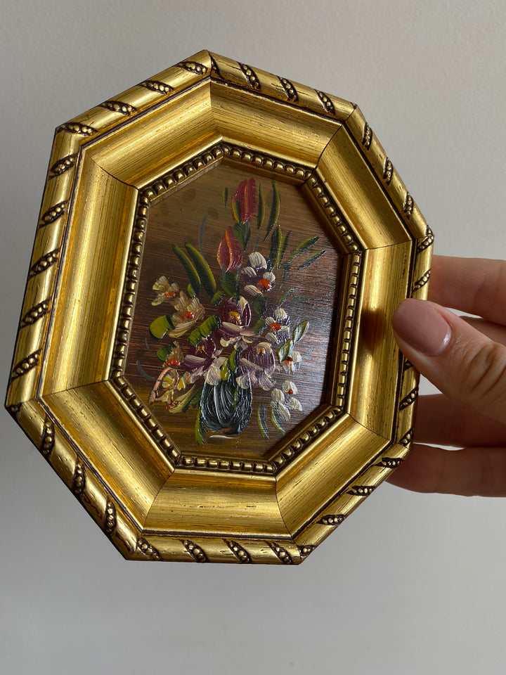 Peinture bouquet de fleurs signé cadre octogonal en bois doré