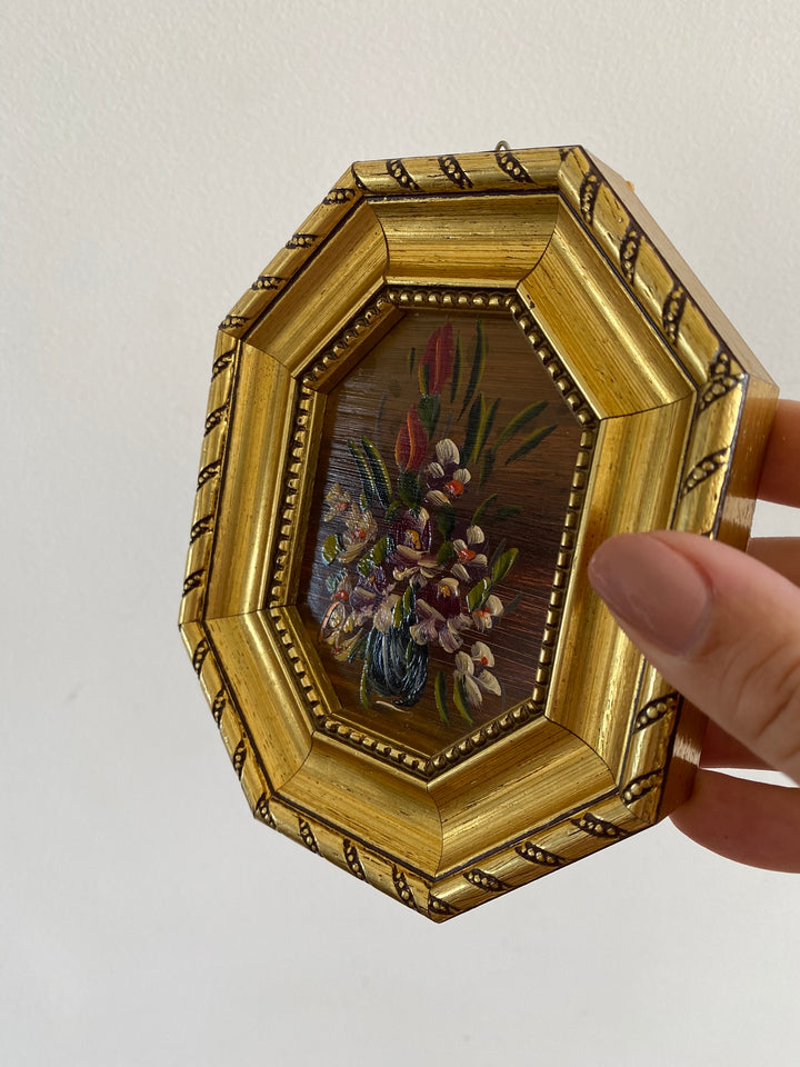 Peinture bouquet de fleurs signé cadre octogonal en bois doré