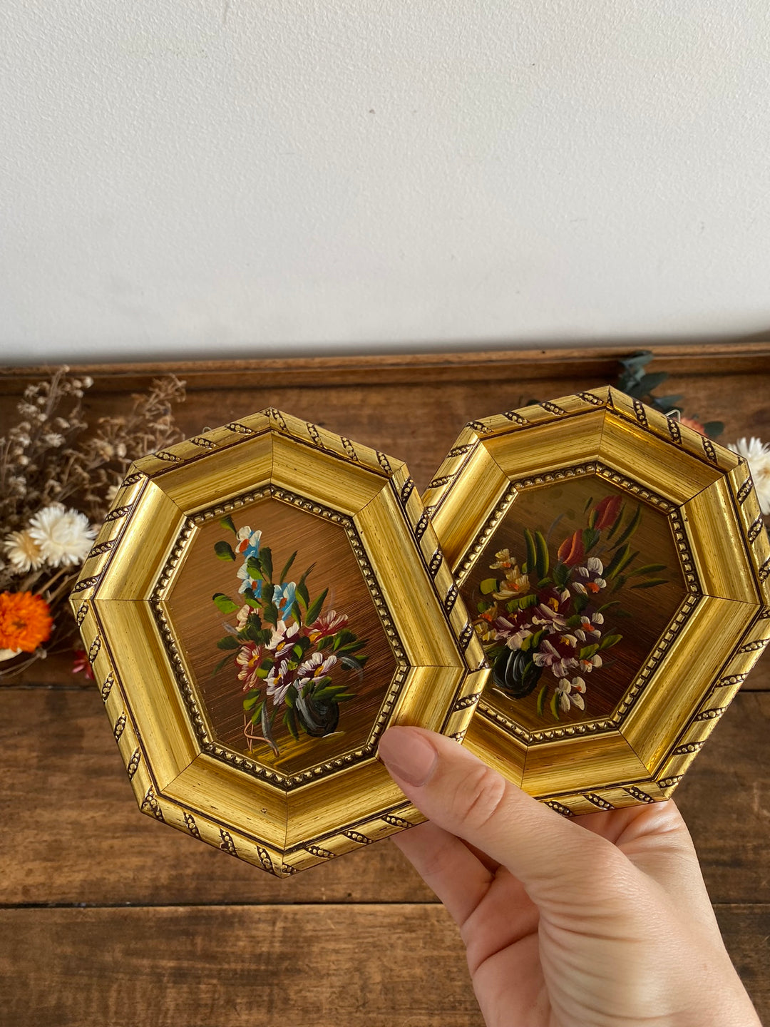 Peinture bouquet de fleurs signé cadre octogonal en bois doré
