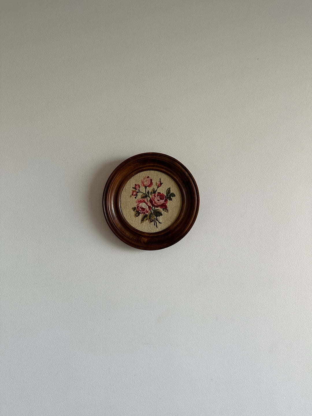 Broderie florale ronde cadre en bois naturel