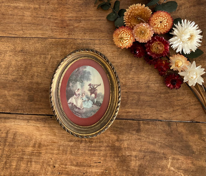 Cadre ovale mordoré en bois bordure bordeau scène d'époque romantique