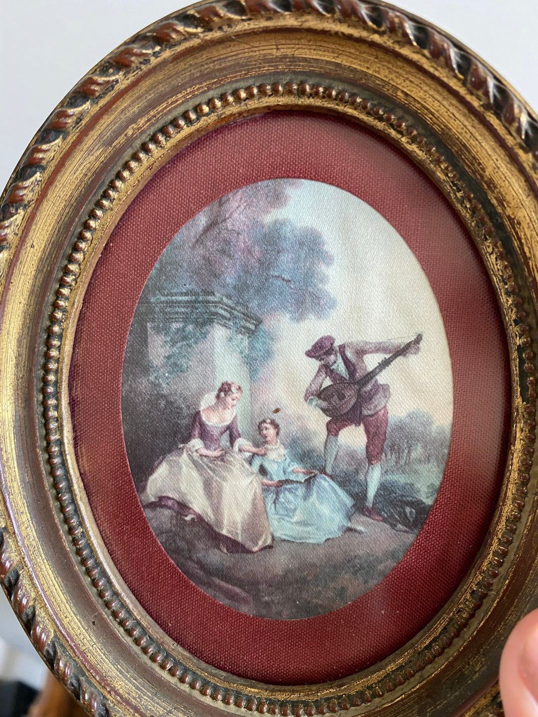 Cadre ovale mordoré en bois bordure bordeau scène d'époque romantique