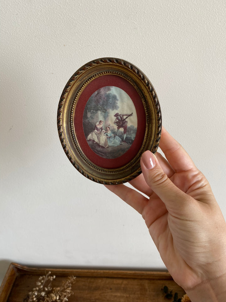 Cadre ovale mordoré en bois bordure bordeau scène d'époque romantique