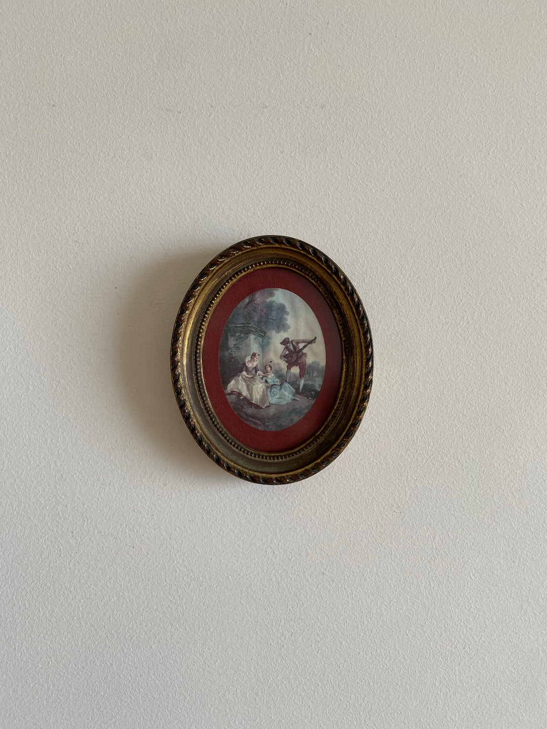 Cadre ovale mordoré en bois bordure bordeau scène d'époque romantique
