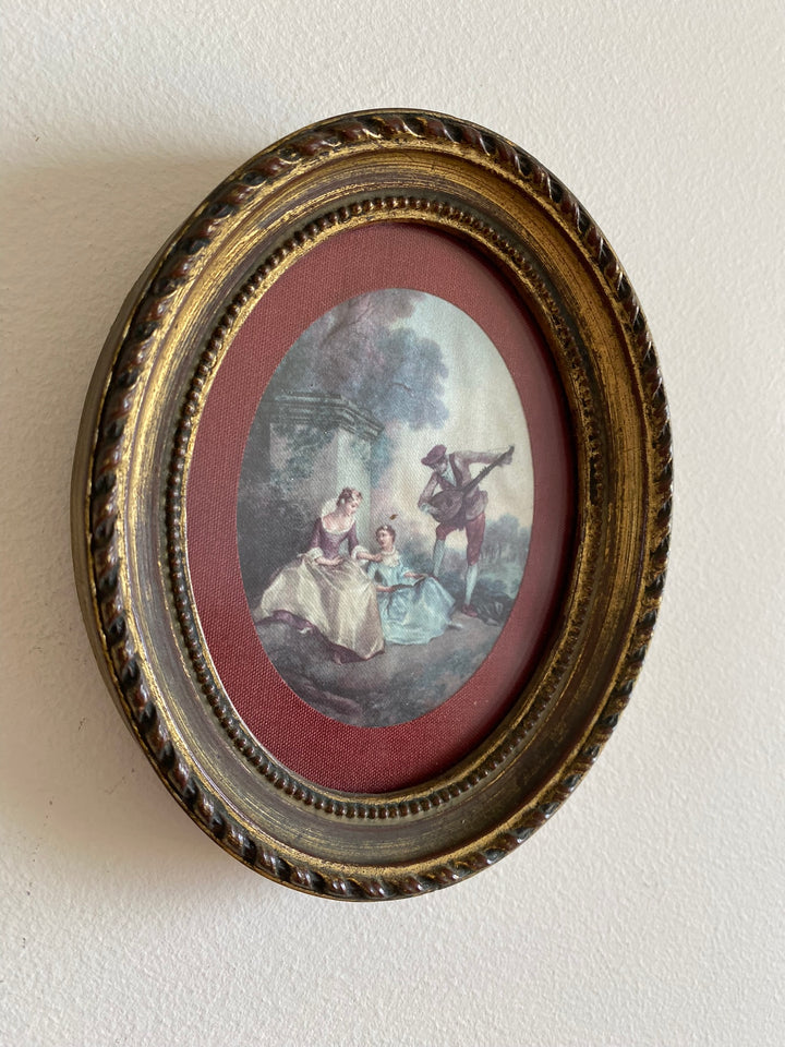 Cadre ovale mordoré en bois bordure bordeau scène d'époque romantique