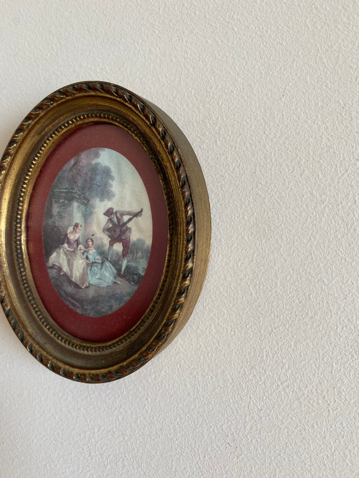 Cadre ovale mordoré en bois bordure bordeau scène d'époque romantique