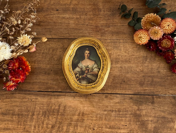 Impression sur soie dans cadre doré chantourné représentation jeune fille fleurs
