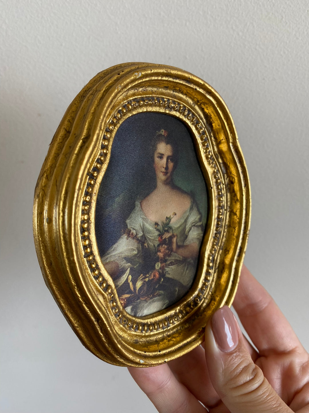 Impression sur soie dans cadre doré chantourné représentation jeune fille fleurs