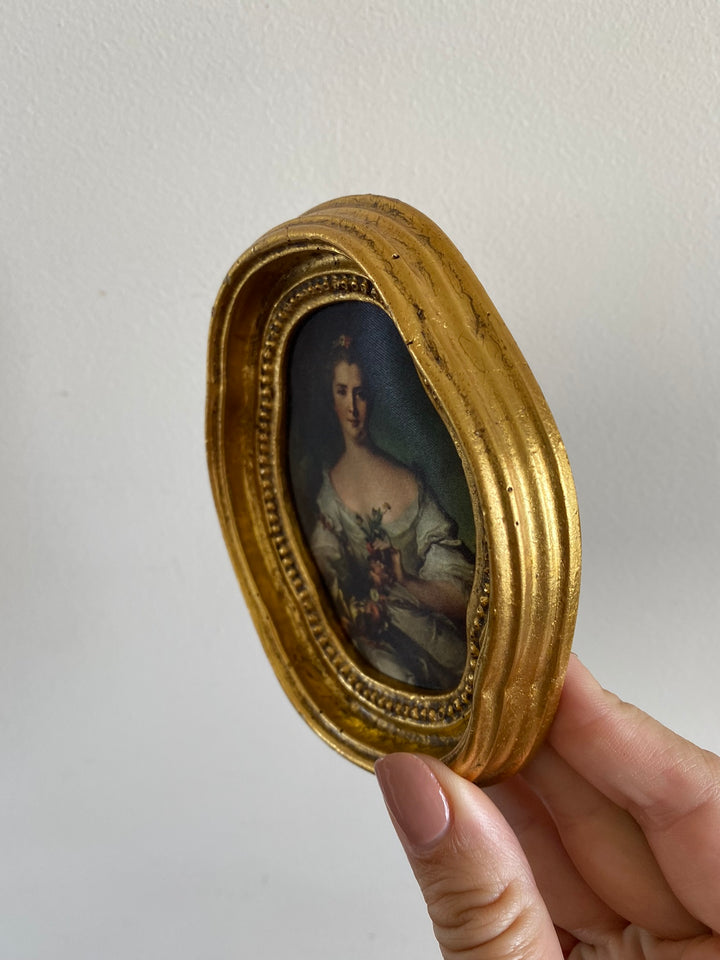 Impression sur soie dans cadre doré chantourné représentation jeune fille fleurs