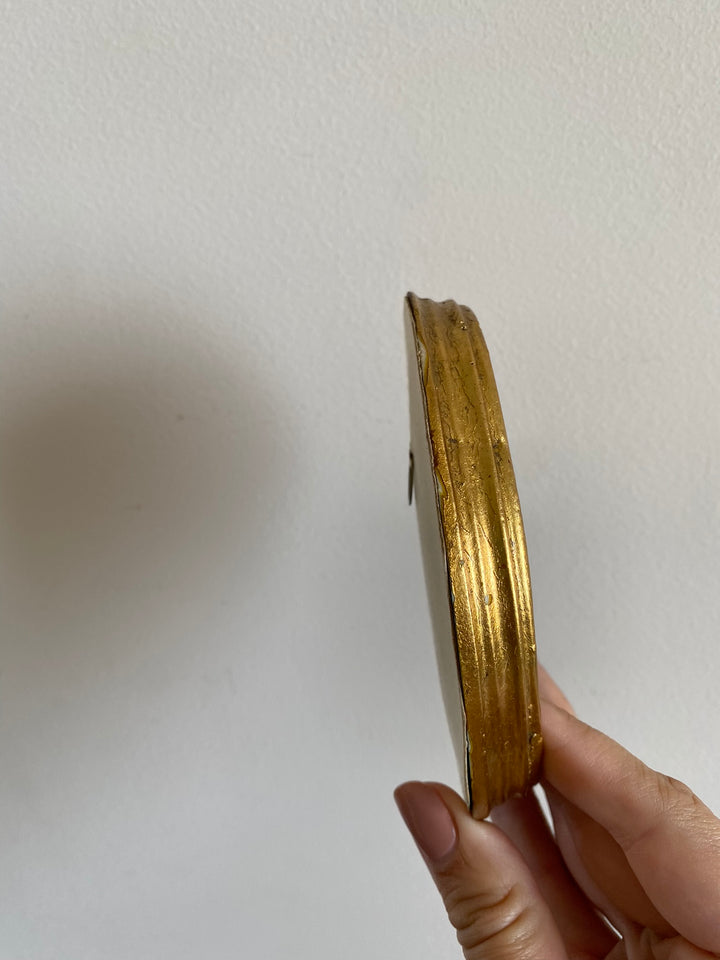 Impression sur soie dans cadre doré chantourné représentation jeune fille fleurs