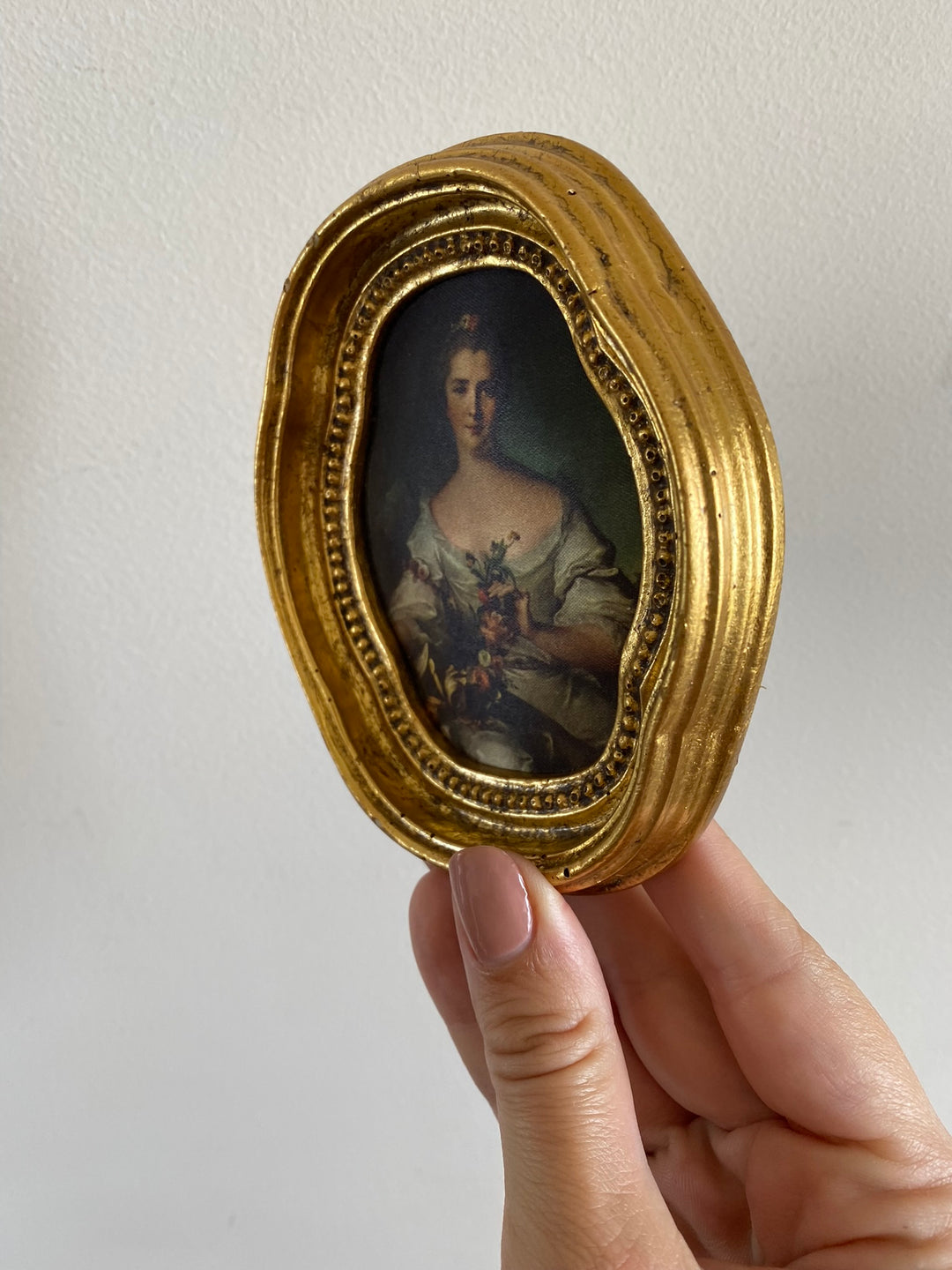 Impression sur soie dans cadre doré chantourné représentation jeune fille fleurs