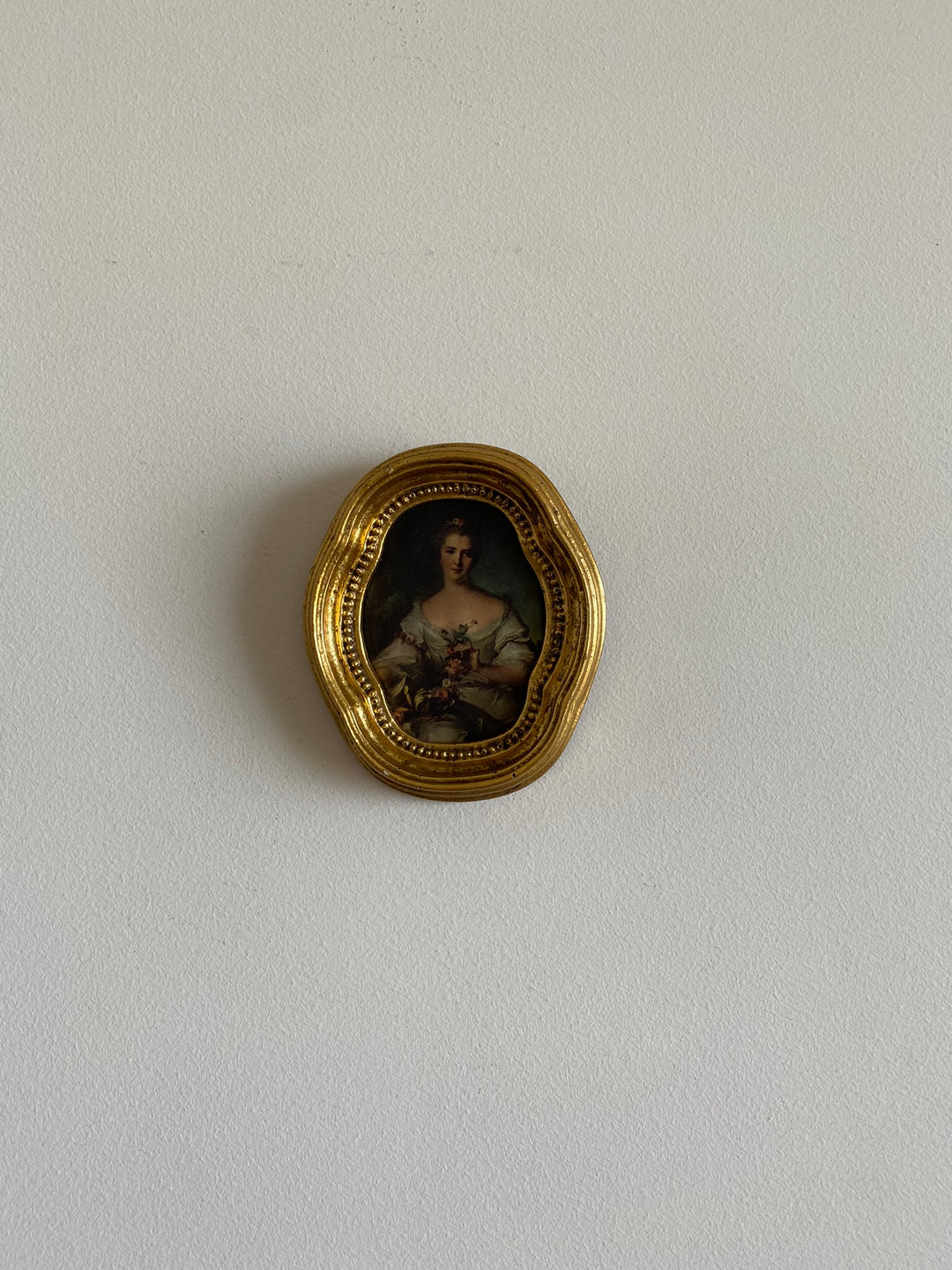 Impression sur soie dans cadre doré chantourné représentation jeune fille fleurs