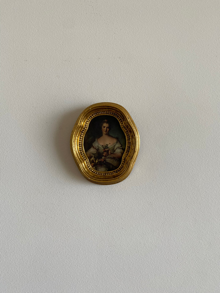 Impression sur soie dans cadre doré chantourné représentation jeune fille fleurs