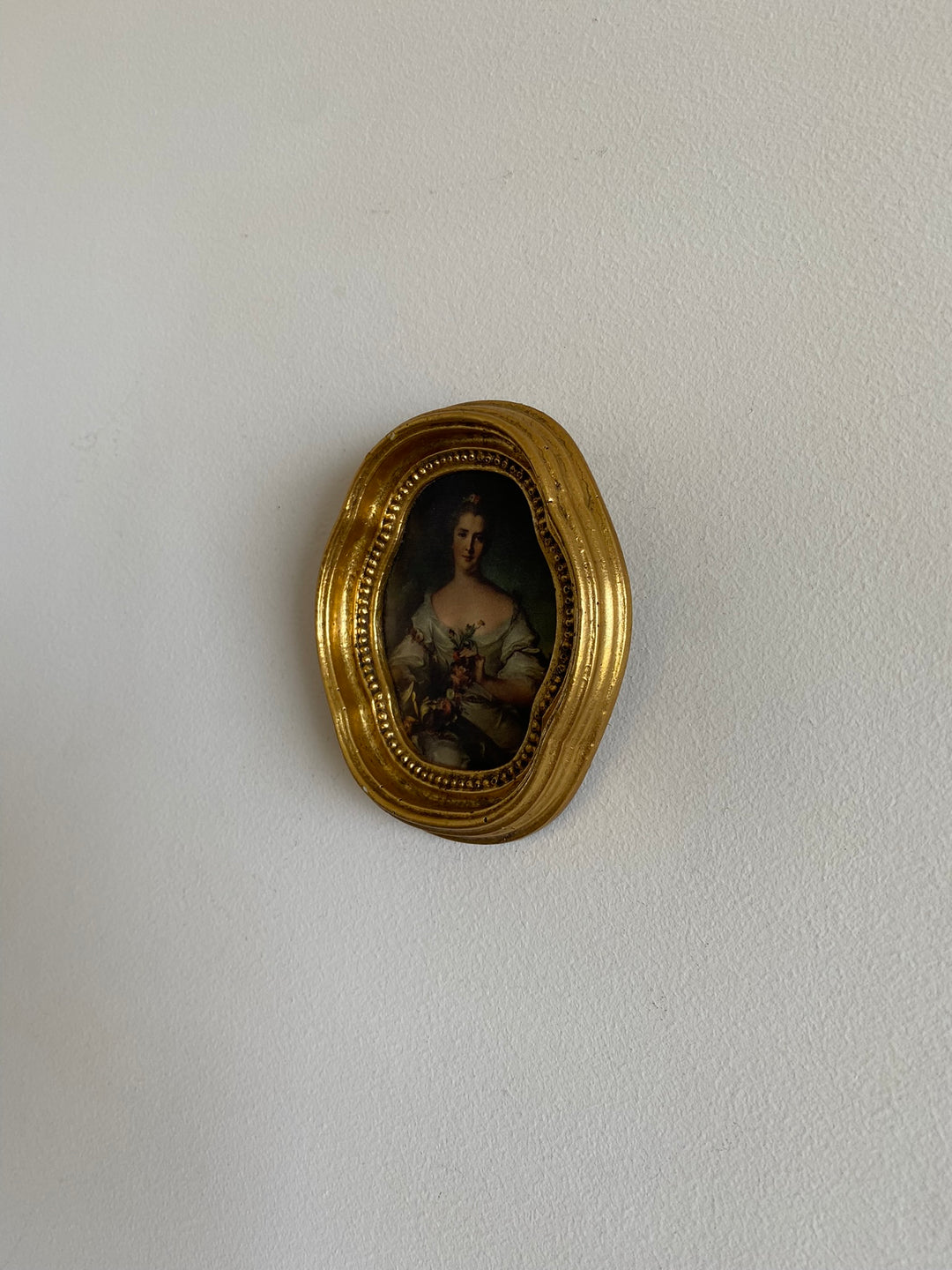 Impression sur soie dans cadre doré chantourné représentation jeune fille fleurs