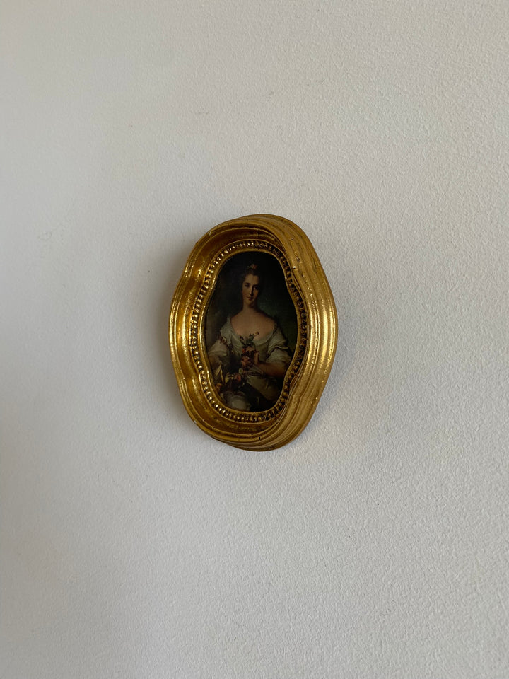 Impression sur soie dans cadre doré chantourné représentation jeune fille fleurs