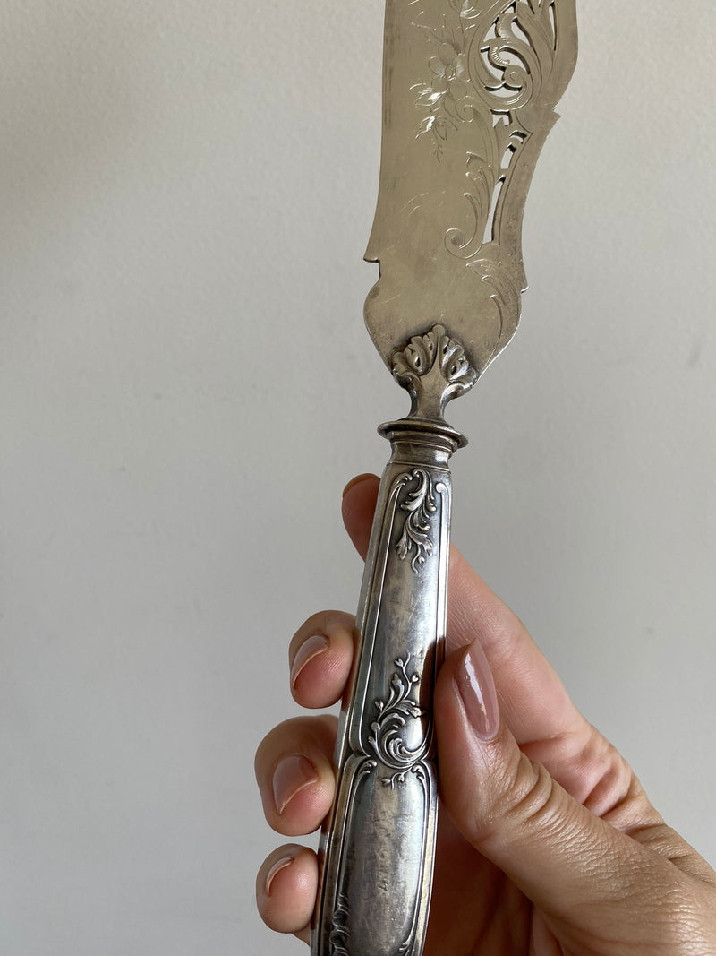 Couteau en métal argenté gravé lame ajourée