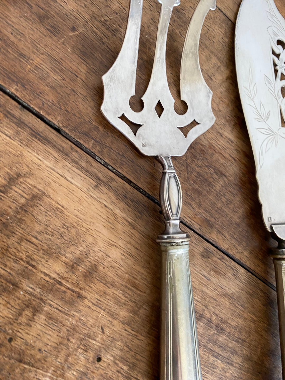 Couteau et fourchette de service en métal argenté