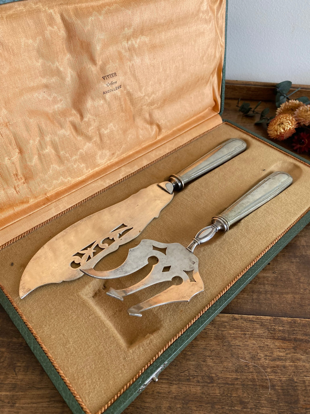 Couteau et fourchette de service en métal argenté