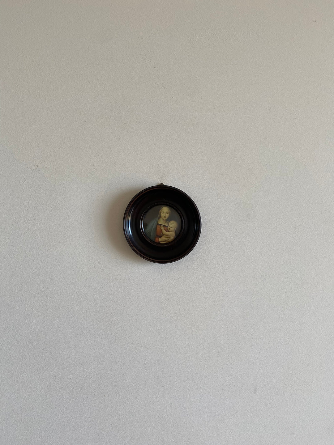 Médaillon rond la vierge et l'enfant cadre couleur ébène en bois