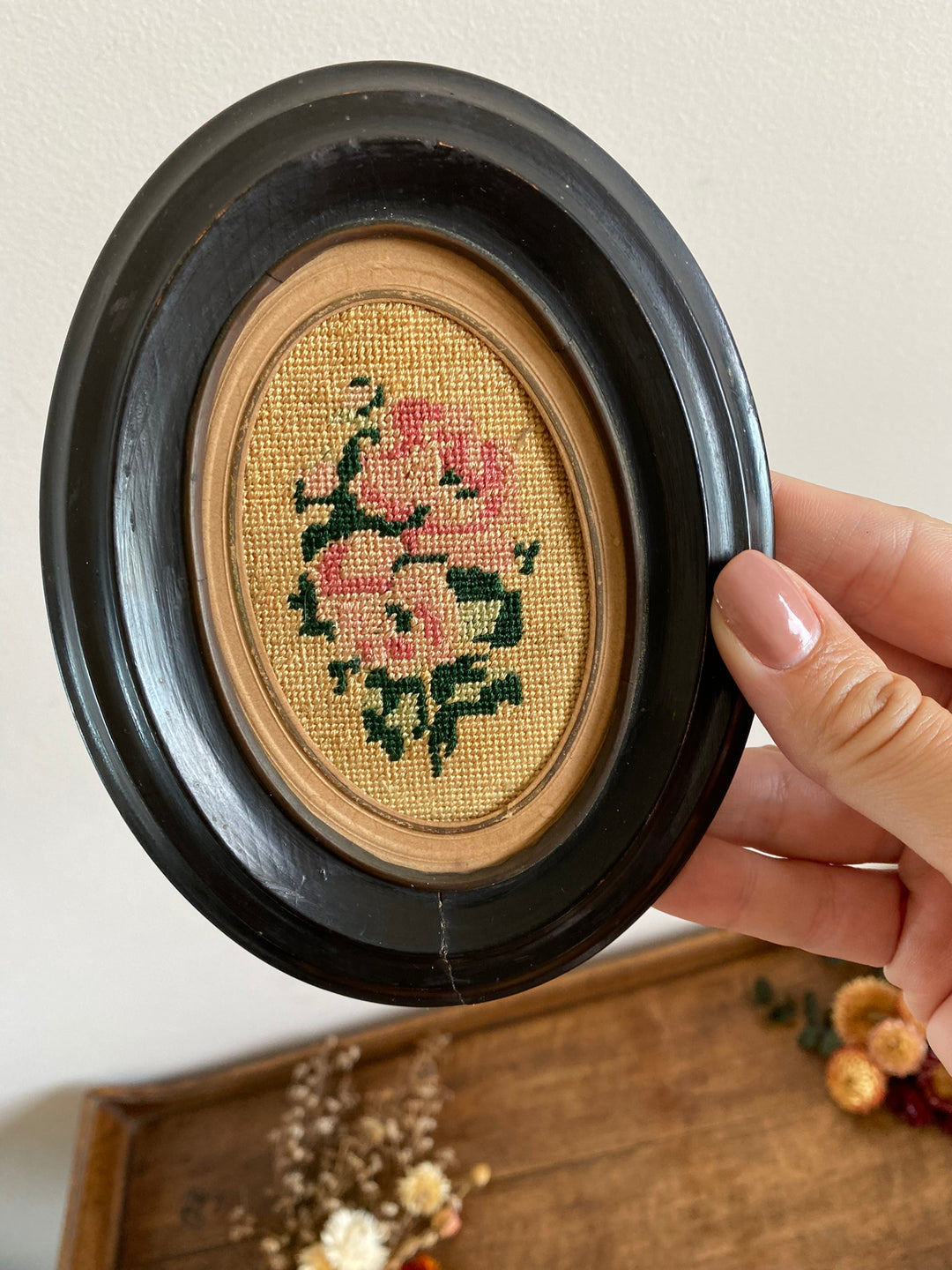 Broderie début XXème en bois avec cadre en bois