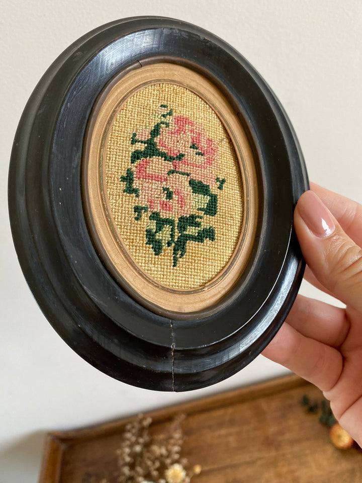 Broderie début XXème en bois avec cadre en bois