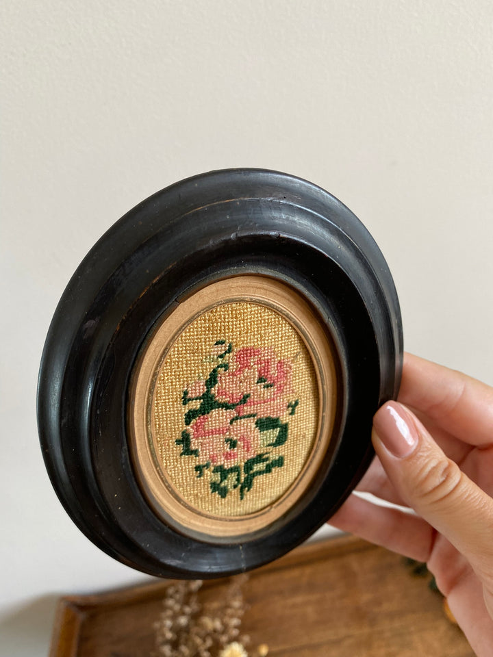 Broderie début XXème en bois avec cadre en bois
