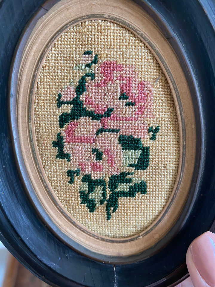 Broderie début XXème en bois avec cadre en bois