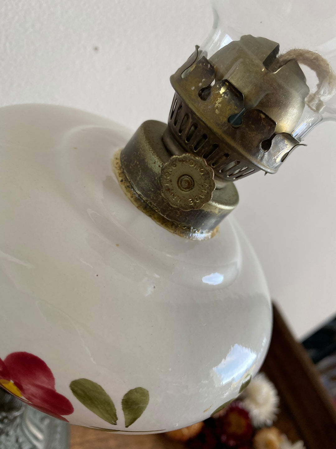 Lampe à pétrole réservoir en porcelaine peint à la main