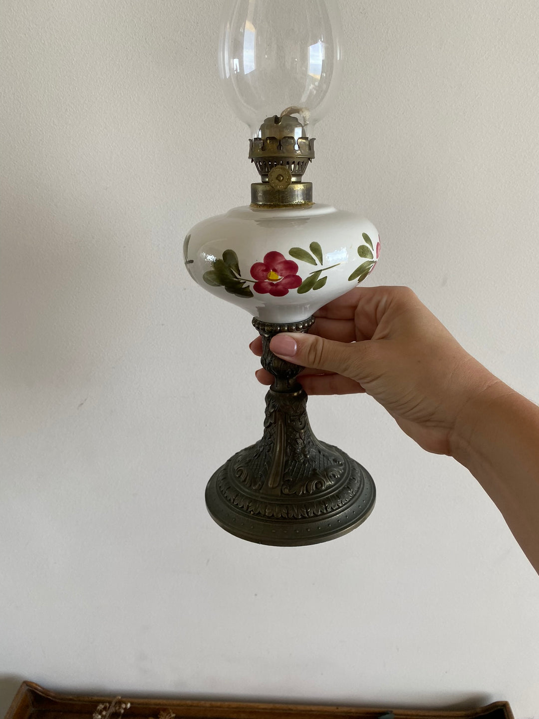 Lampe à pétrole réservoir en porcelaine peint à la main