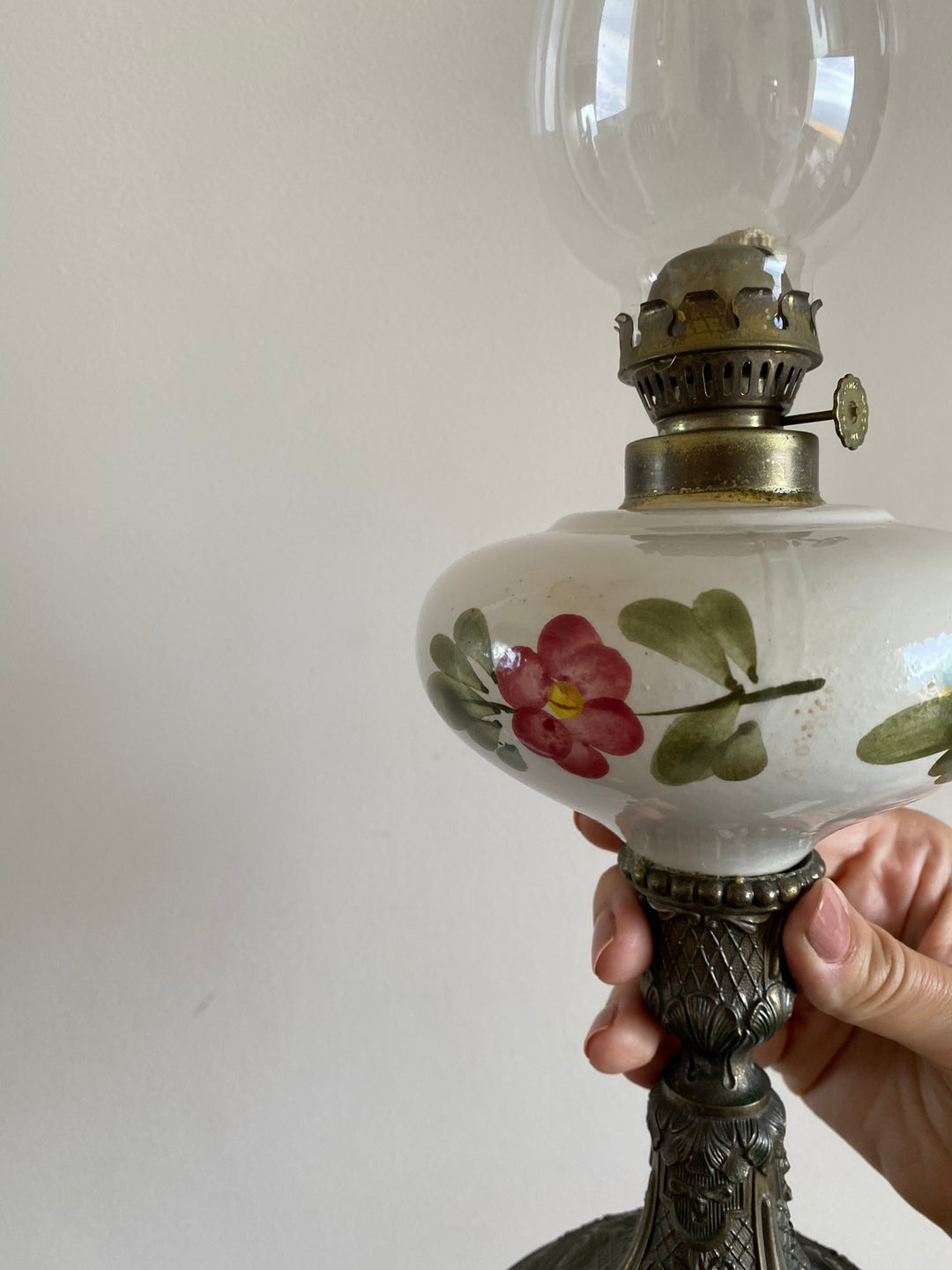 Lampe à pétrole réservoir en porcelaine peint à la main