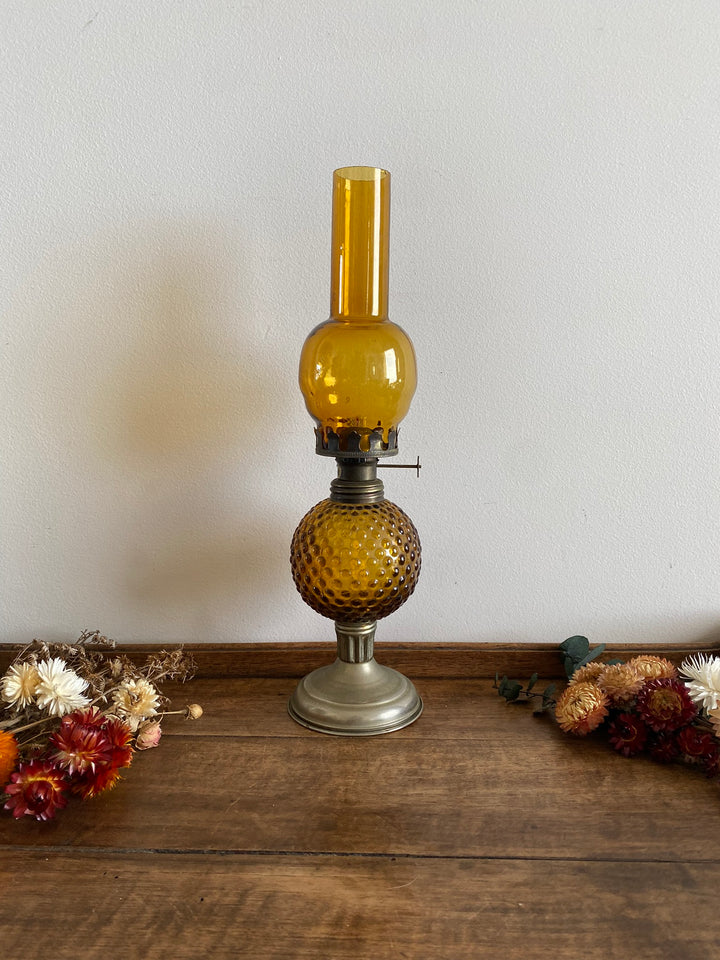 Lampe à pétrole socle en métal doré réservoir rond perlé couleur ambre