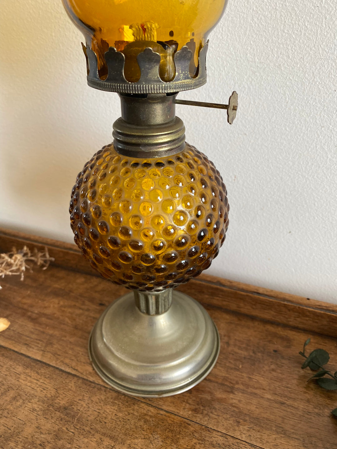 Lampe à pétrole socle en métal doré réservoir rond perlé couleur ambre