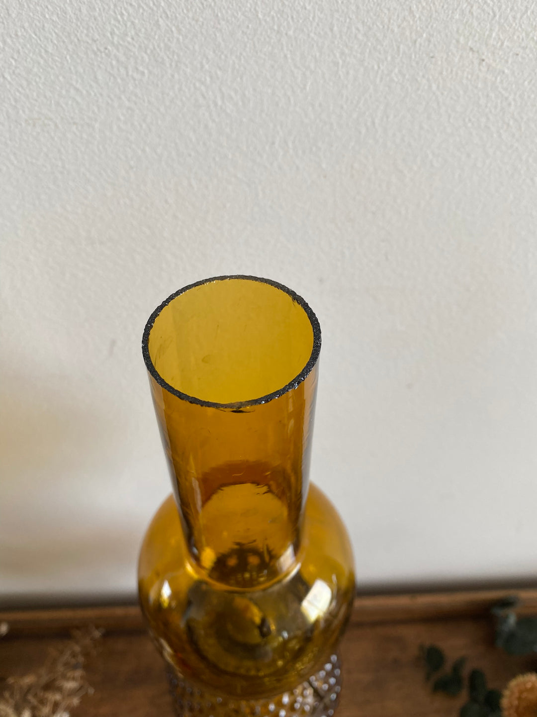 Lampe à pétrole socle en métal doré réservoir rond perlé couleur ambre
