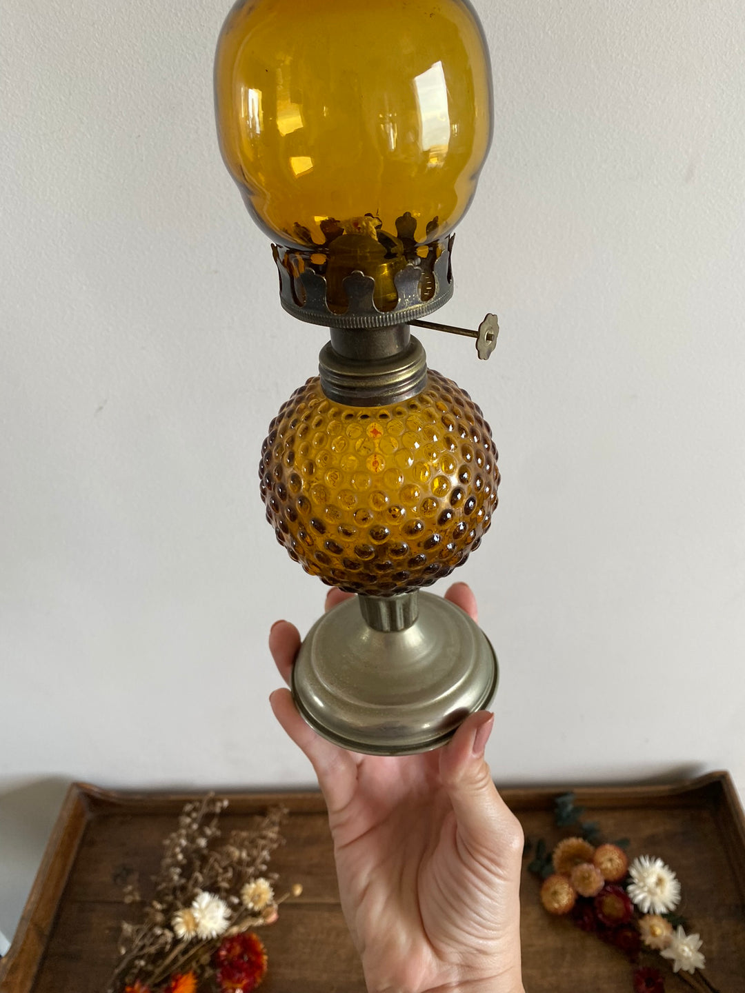 Lampe à pétrole socle en métal doré réservoir rond perlé couleur ambre