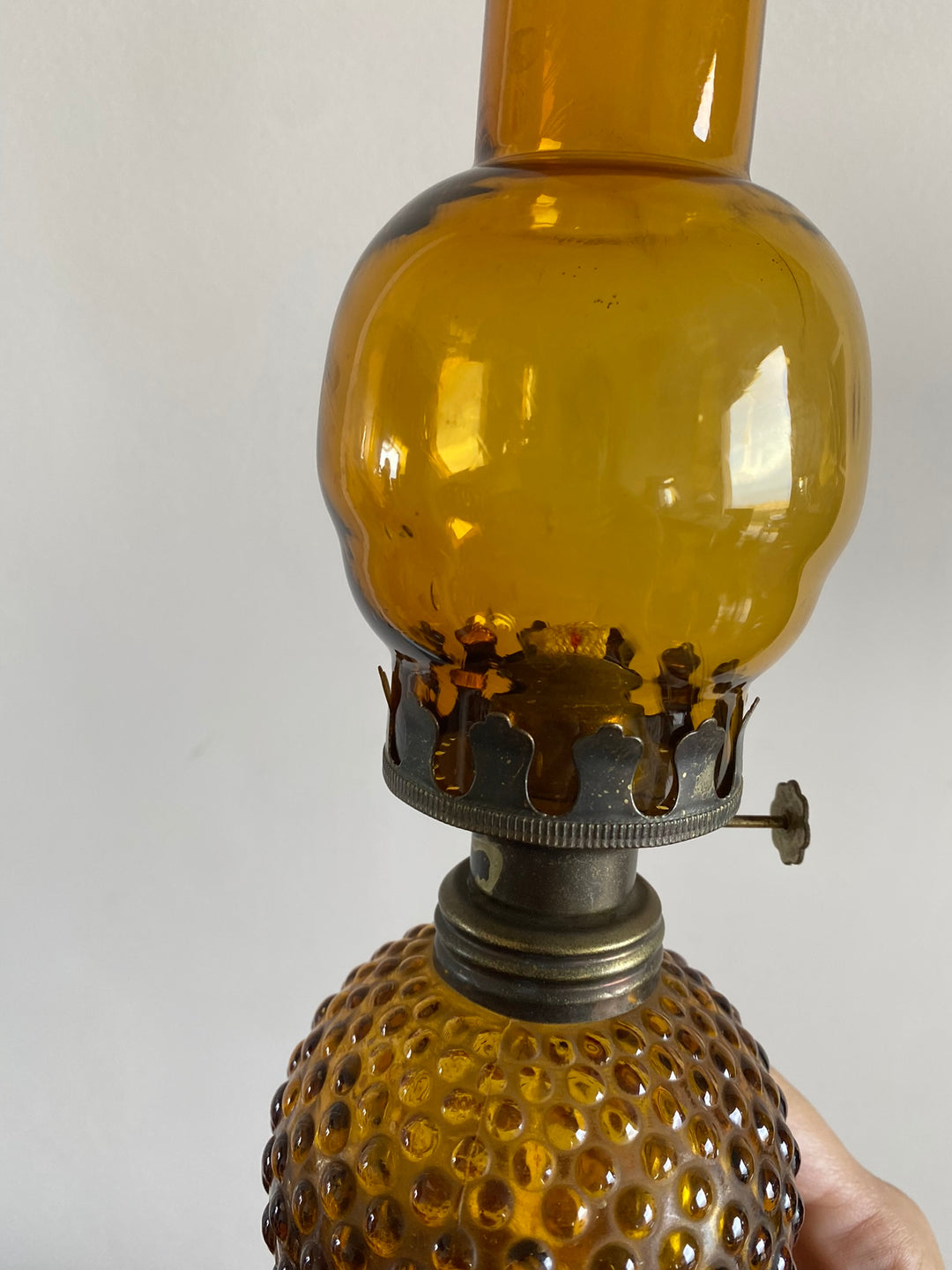 Lampe à pétrole socle en métal doré réservoir rond perlé couleur ambre