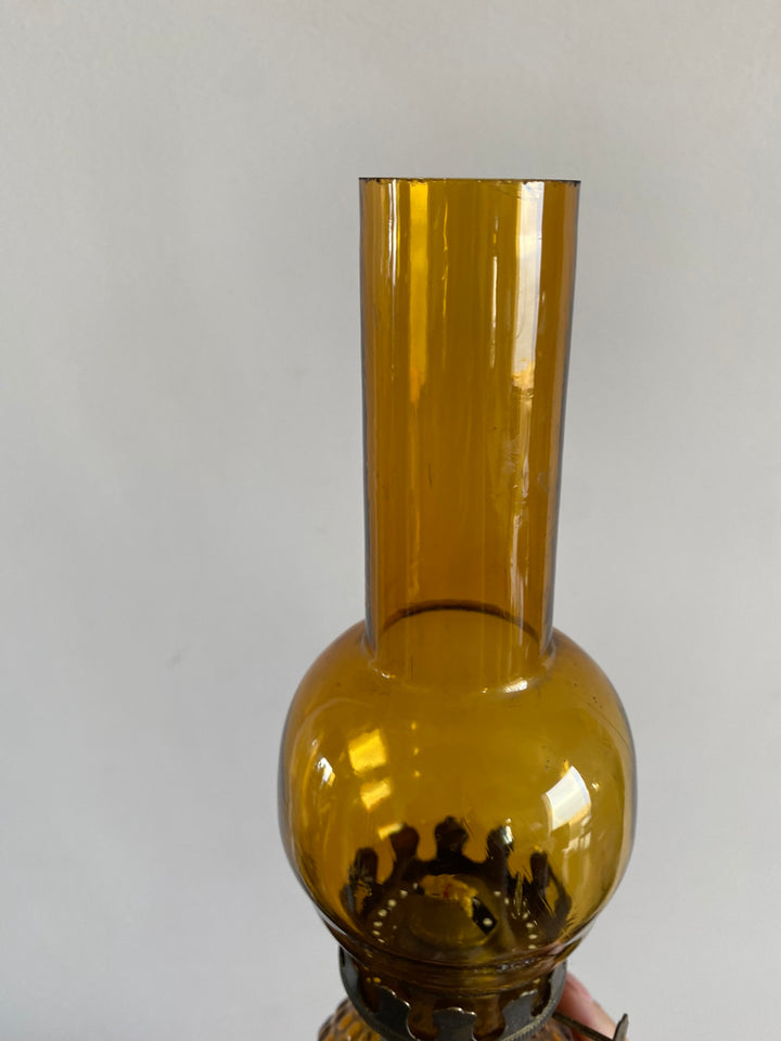 Lampe à pétrole socle en métal doré réservoir rond perlé couleur ambre