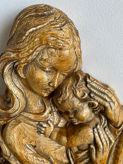 Représentation de la vierge et l'enfant en plâtre