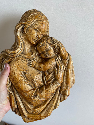 Représentation de la vierge et l'enfant en plâtre