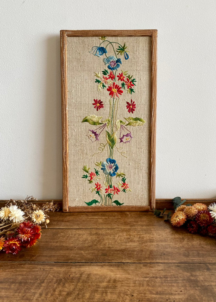 Broderie encadrée fleurs multicolores cadre rectangulaire