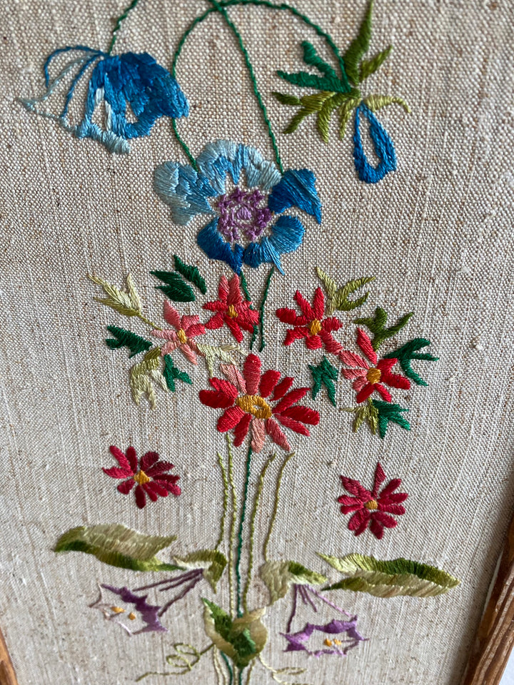 Broderie encadrée fleurs multicolores cadre rectangulaire