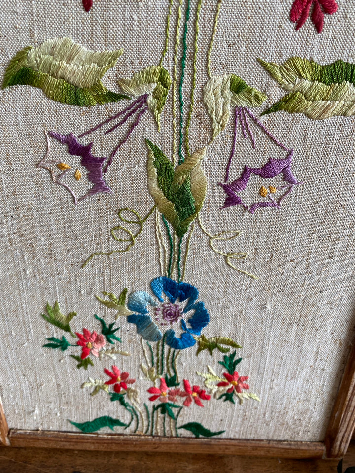 Broderie encadrée fleurs multicolores cadre rectangulaire